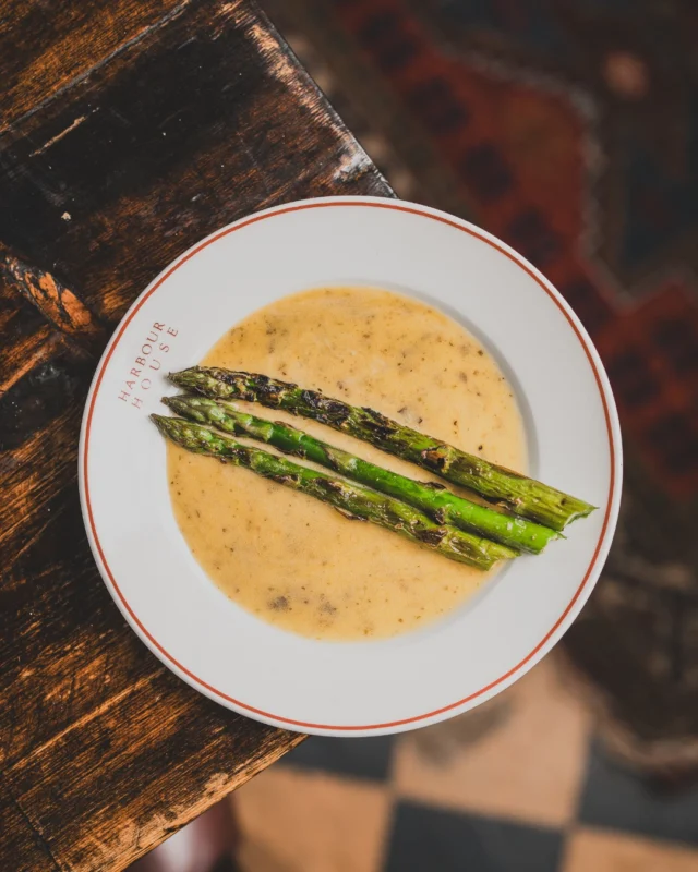 Charred English asparagus in seaweed hollandaise. 

The asparagus goes straight onto the fire with a generous helping of salt and lemon zest, before placing it on the seaweed hollandaise. We find the grill gives the delicate asparagus a deeper flavour. 

This dish really is the essence of Spring. Join us for lunch or supper and try this beautiful dish. Booking link in bio. 

#harbourhouseflushing